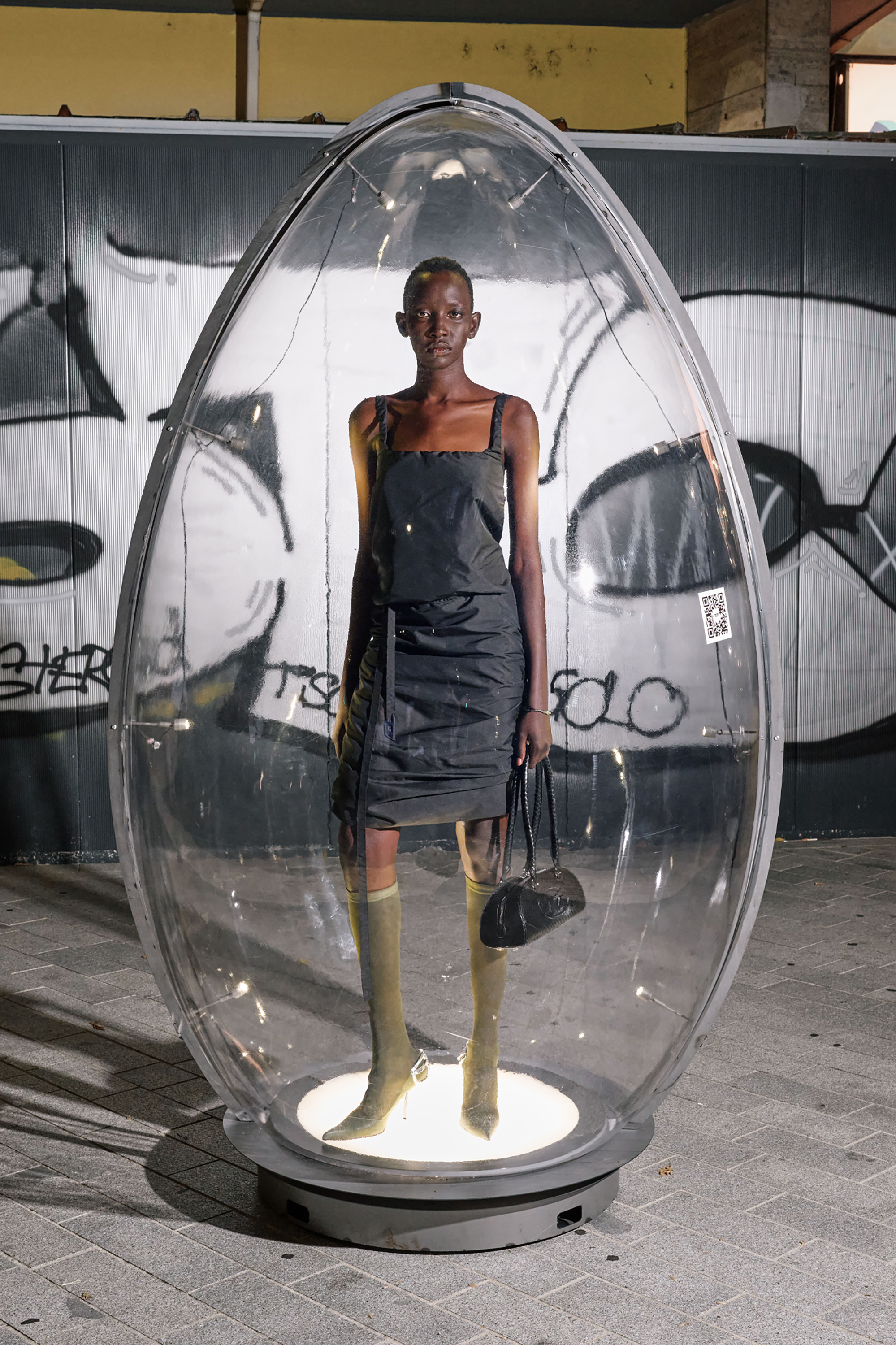 Diesel - 1DR DOME SHOULDER EW, Woman's 1DR Dome-Elongated bowling bag in textured leather in Black - 1